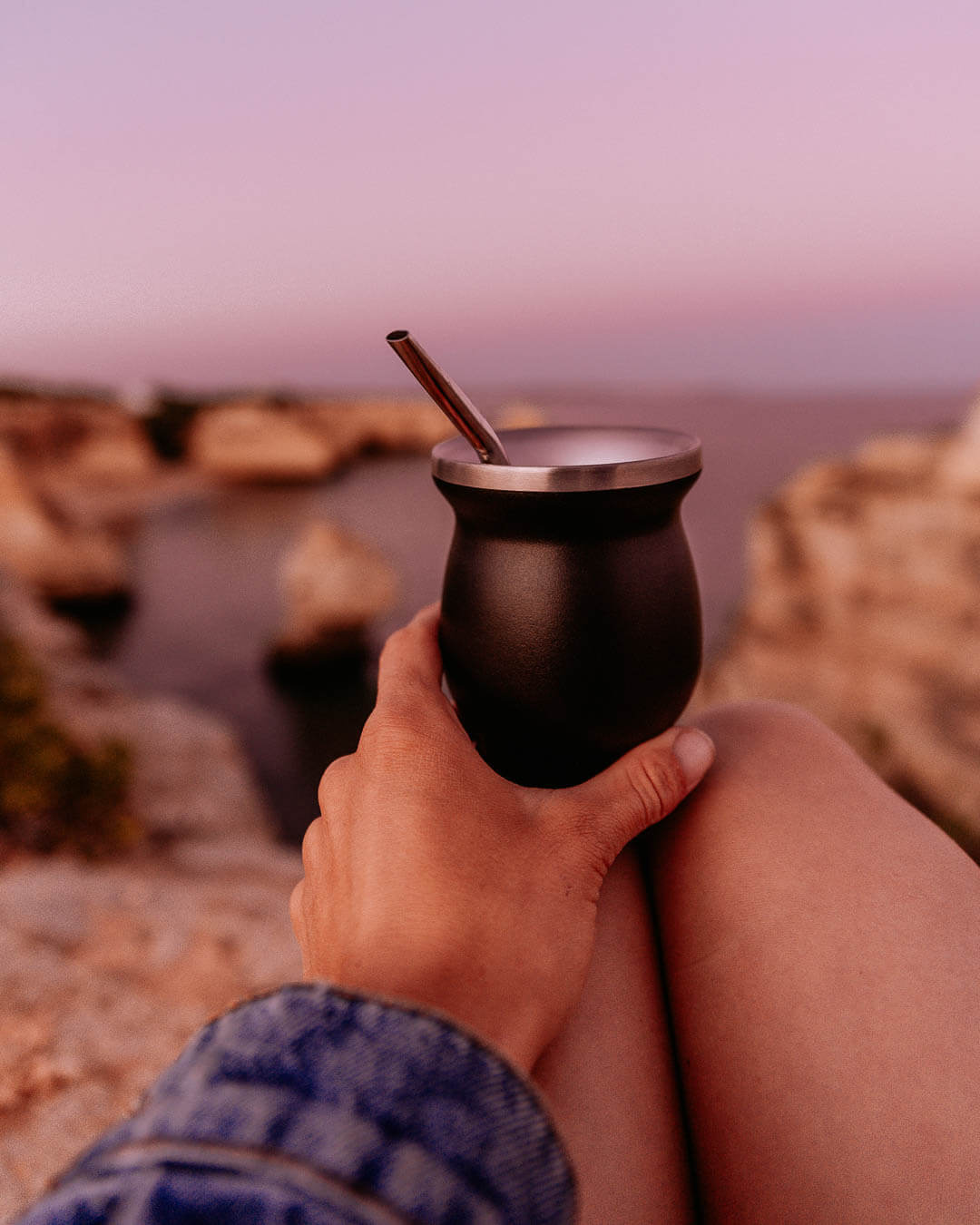 Bombilla in Metallkalebasse an der Küste