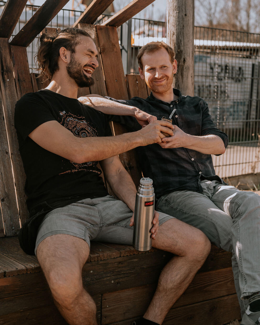 Mate Tee wirkt anregend, ohne aufzuregen - Jared und Johan genießen Ihre Mate zusammen
