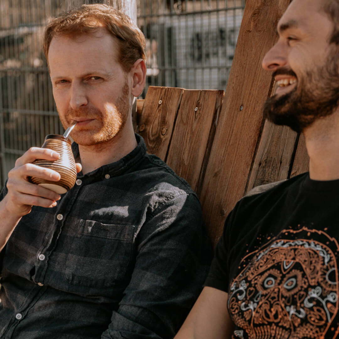 Person trinkt Mate Tee mit caámate