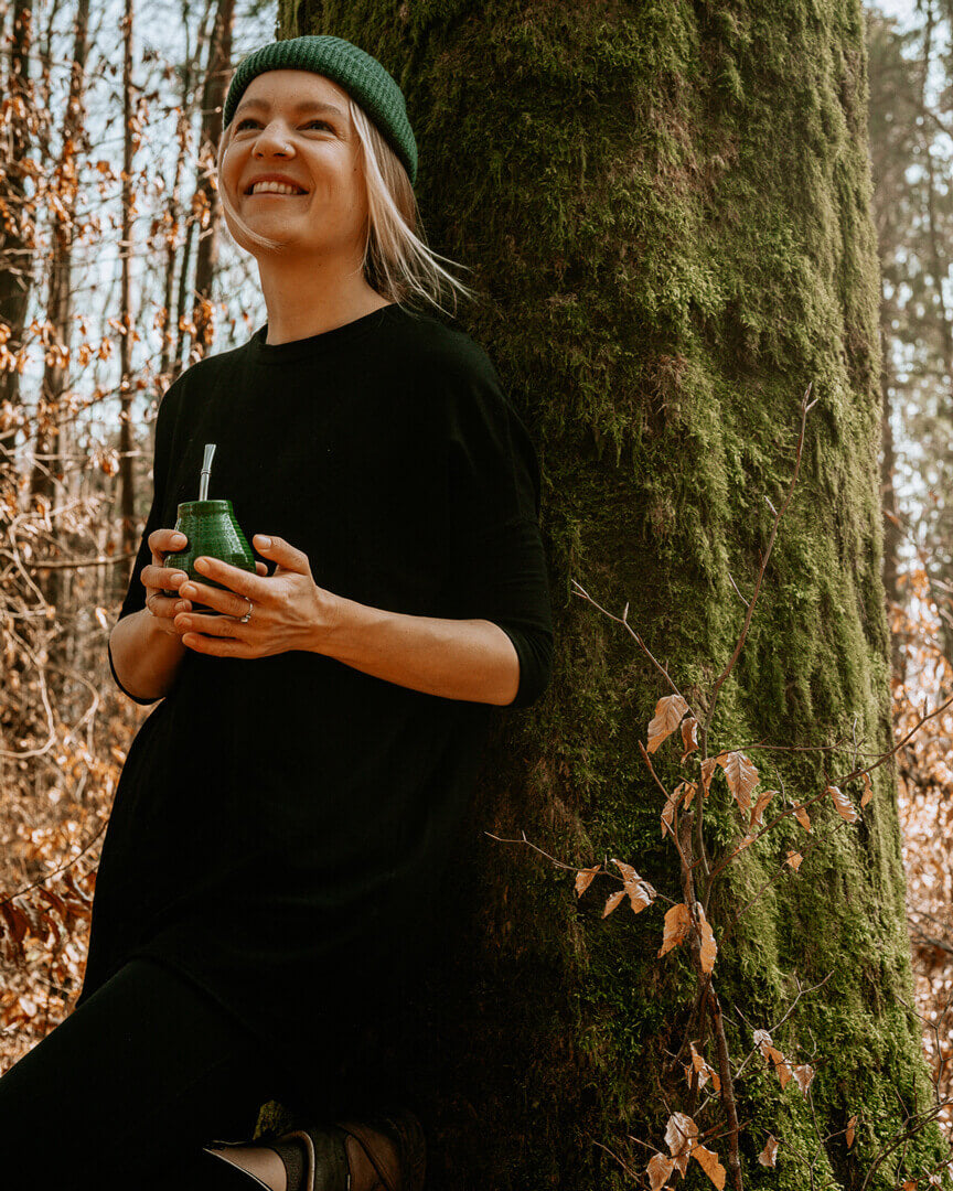 Frau trink Keramik-Kalebasse grün im Wald