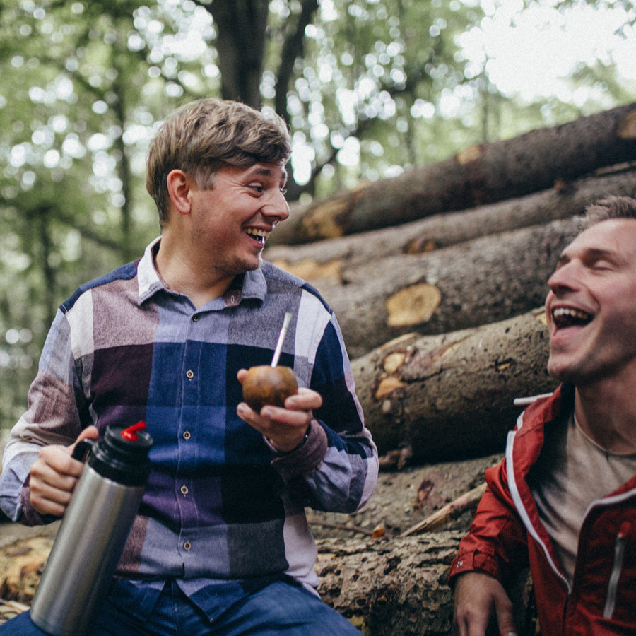 caámate tee trinken im Wald
